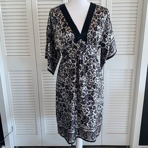 Donna Morgan 100% Silk Black and Silvery White Print Dress Kimono Sleeve Size 8
